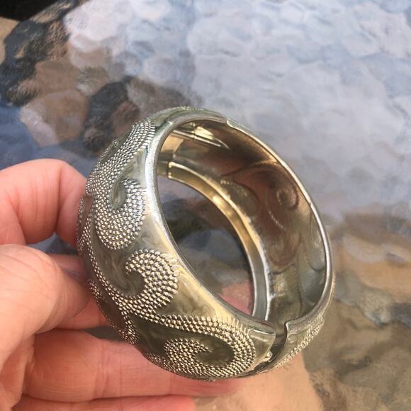 Vintage Women's Frosted Gray Enamel Silver Metal Clamper Bangle Bracelet Paisley - Picture 3 of 6